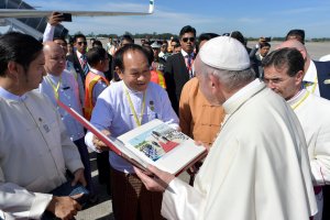 El papa Francisco llega a Bangladés, tras su gira por Birmania