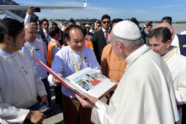 Pope Francis receives a gift as he prepares to depart for Dhaka, Bangladesh, from Yangon's International Airport, Myanmar November 30, 2017. Osservatore Romano/Handout via Reuters ATTENTION EDITORS - THIS IMAGE WAS PROVIDED BY A THIRD PARTY. EDITORIAL USE ONLY. NO RESALES. NO ARCHIVE.