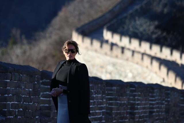  La primera dama de EE.UU., Melania Trump, visita la Gran Muralla en Pekín (China) hoy, 10 de noviembre de 2017, en el ámbito de la visita del mandatario estadounidense y su esposa al país. EFE/ Wu Hong