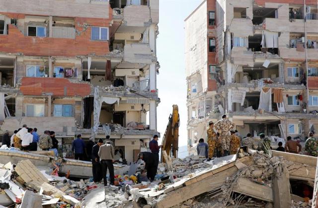 Edificio dañado tras el terremoto de 7,3 grados en la escala Richter registrado anoche en la frontera entre Irán e Irak, en Darbandikhan, cerca de la ciudad de Solimania (Irak) hoy 13 de noviembre de 2017. EFE/ Afan Abdulkhaleq