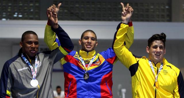 Luis Alvarez (c) de Venezuela, ganador de la medalla de oro, Jesús Perea (i) de Ecuador, ganador de la medalla de plata, y Walter Saldarriaga (d) de Colombia, ganador de la medalla de bronce. EFE