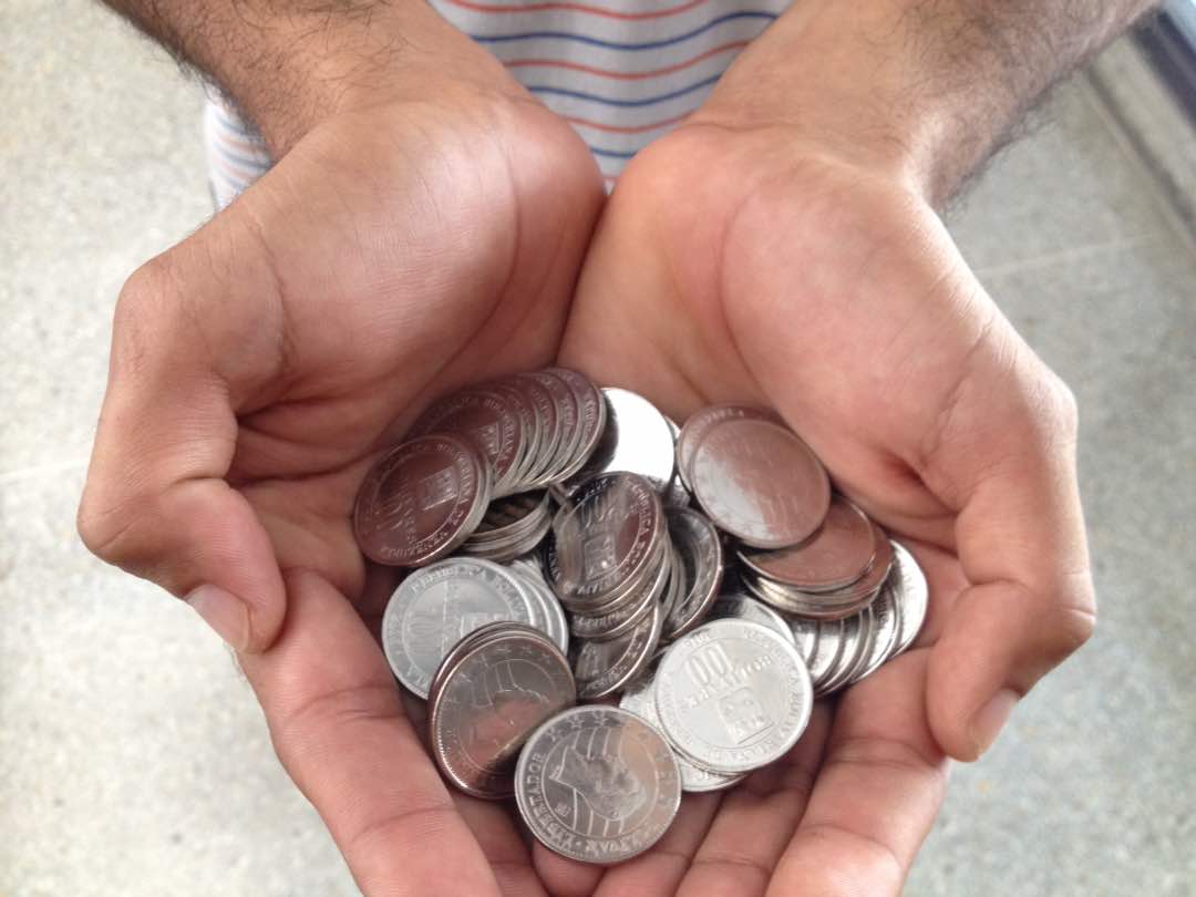 Los bancos venezolanos comienzan a pagar 10 mil bolos en monedas (FOTOS)