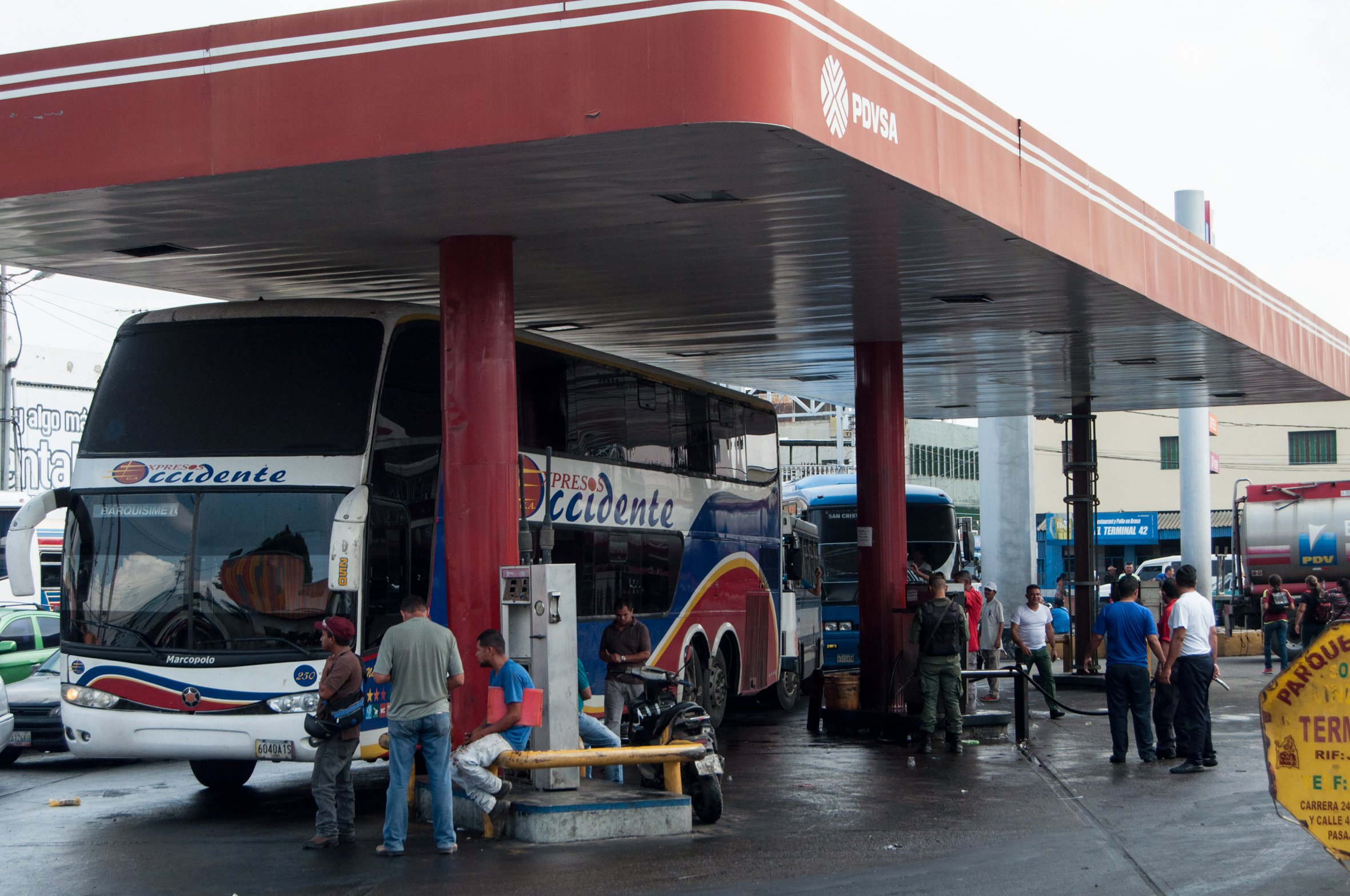 Venezuela solo produce el 40% de gasoil que necesita