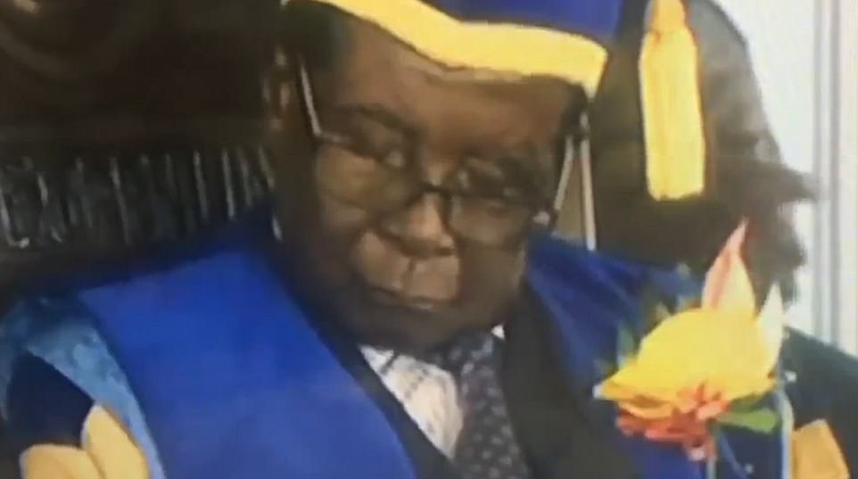 En su primera aparición tras el golpe, Mugabe se quedó dormido (video)