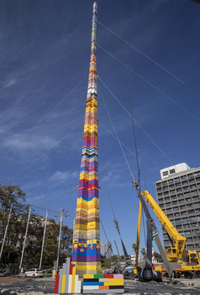 A picture taken on December 27, 2017 shows a LEGO tower under construction in Tel Aviv's Rabin Square, as the city attempts to break Guinness World Record of the highest such structure. / AFP PHOTO / JACK GUEZ