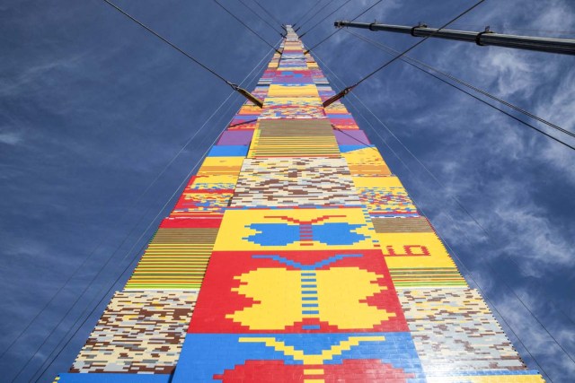 A picture taken on December 27, 2017 shows a LEGO tower under construction in Tel Aviv's Rabin Square, as the city attempts to break Guinness World Record of the highest such structure. / AFP PHOTO / JACK GUEZ