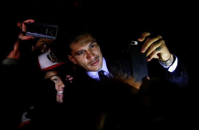 El capitán de la selección peruana de fútbol, Paolo Guerrero, posa para una fotografía con un hincha de su combinado patrio en Zúrich, nov 30, 2017. REUTERS/Arnd Wiegmann