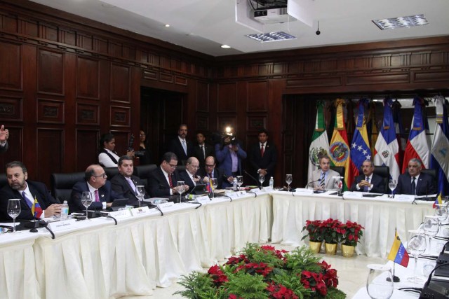 A general view shows members of Venezuela's opposition during a meeting with Venezuela's government in Santo Domingo, Dominican Republic December 1, 2017. REUTERS/Ricardo Rojas