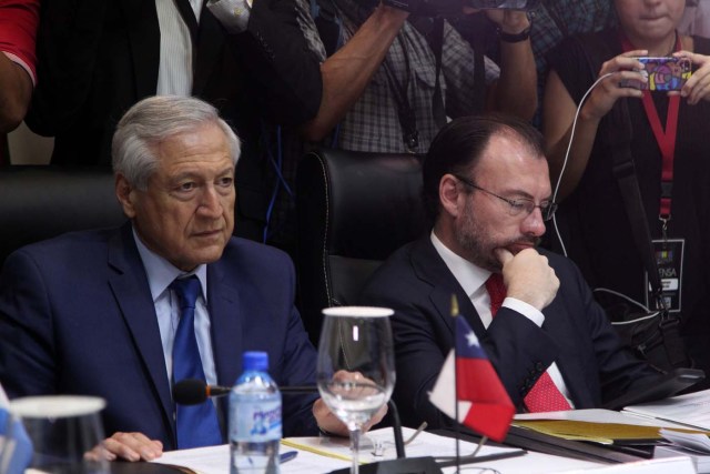 Chilean Chancellor Heraldo Munoz and  Mexican Chancellor Luis Videgaray attend Venezuelan government and opposition meeting in Santo Domingo, Dominican Republic, December 2, 2017. REUTERS/Ricardo Rojas