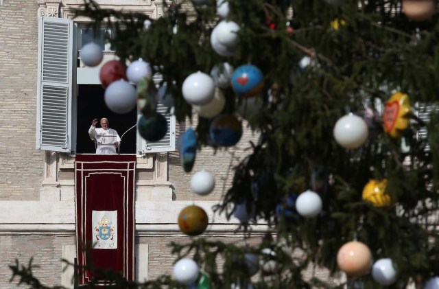 Pope Francis waves during his Sunday Angelus prayer in Saint Peter's Square at the Vatican December 3, 2017. REUTERS/Tony Gentile