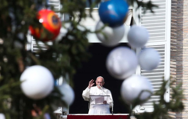 Pope Francis waves during his Sunday Angelus prayer in Saint Peter's Square at the Vatican December 3, 2017. REUTERS/Tony Gentile