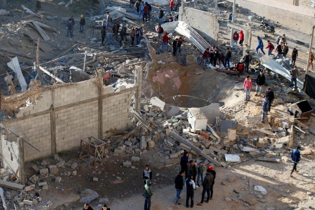 Un grupo de palestinos se reúne alrededor de los destrozos que dejó un ataque aéreo israelí en el norte de Gaza el 9 de diciembre de 2017.. REUTERS/Mohammed Salem.