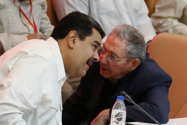 Raúl Castro y Nicolás Maduro comparten confidencias durante el 13 aniversario de la creación del ALBA (Alianza Bolivariana para los Pueblos de Nuestra América), el pasado14 de diciembre en La Habana - Reuters Foto: Reuters
