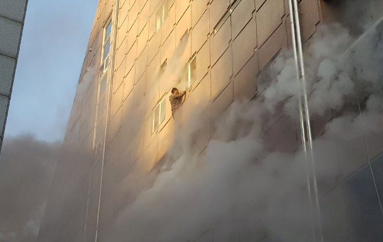 Hombre lucha por librarse de las llamas en incendio de Corea del Sur (fotos)