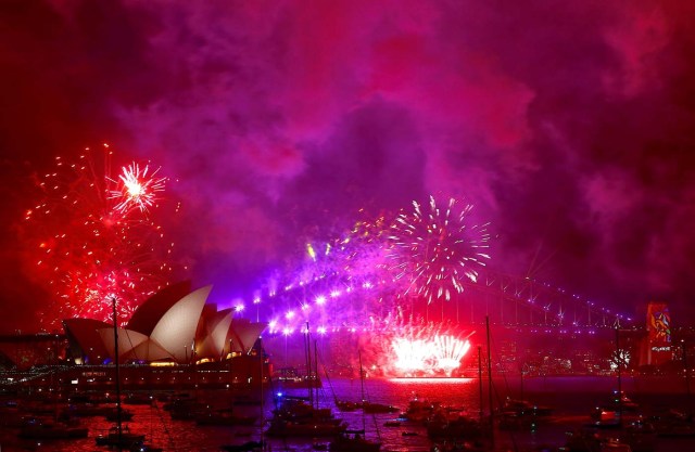 Fireworks light up the Sydney Harbour Bridge and Sydney Opera House as part of new year celebrations on Sydney Harbour, Australia, December 31, 2017. REUTERS/David Gray