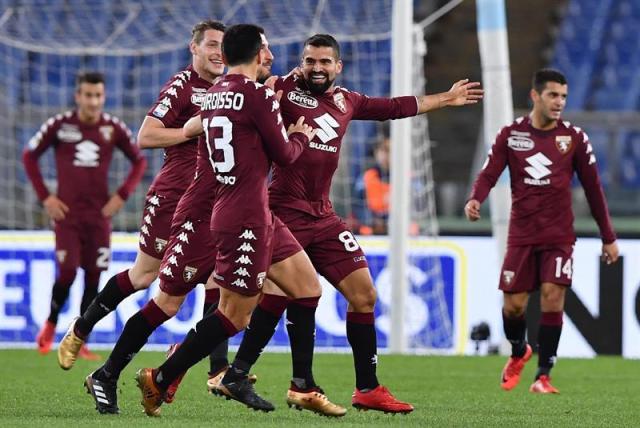 El venezolano Tomás Rincón celebra con sus compañeros del Torino tras marcar un gol. EFE