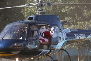 Santa Claus aterriza en hospital de Guatemala para alegrar a niños enfermos