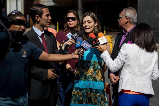 Betty Grossi (c) hace declaraciones a periodistas en las inmediaciones del Palacio de Justicia hoy, martes 26 de diciembre del 2017, en Caracas (Venezuela). "Presos políticos" venezolanos excarcelados por Navidad tienen previsto presentarse hoy ante los tribunales que llevan sus casos para conocer en qué condiciones quedan tras ser liberados, informaron a Efe abogados de algunos de las más de 40 personas que salieron de prisión. Una de las liberadas que se presentará ante la corte que se encarga de su causa es la hispano-venezolana Andrea González, una de las galardonadas con el premio Sájarov del Parlamento Europeo. EFE/Miguel Gutiérrez