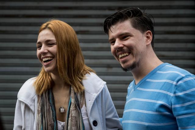 Andrea González y Jhosman Paredes sonríen tras su llegada a las inmediaciones del Palacio de Justicia hoy, martes 26 de diciembre del 2017, en Caracas (Venezuela). "Presos políticos" venezolanos excarcelados por Navidad tienen previsto presentarse hoy ante los tribunales que llevan sus casos para conocer en qué condiciones quedan tras ser liberados, informaron a Efe abogados de algunos de las más de 40 personas que salieron de prisión. Una de las liberadas que se presentará ante la corte que se encarga de su causa es la hispano-venezolana Andrea González, una de las galardonadas con el premio Sájarov del Parlamento Europeo. EFE/Miguel Gutiérrez