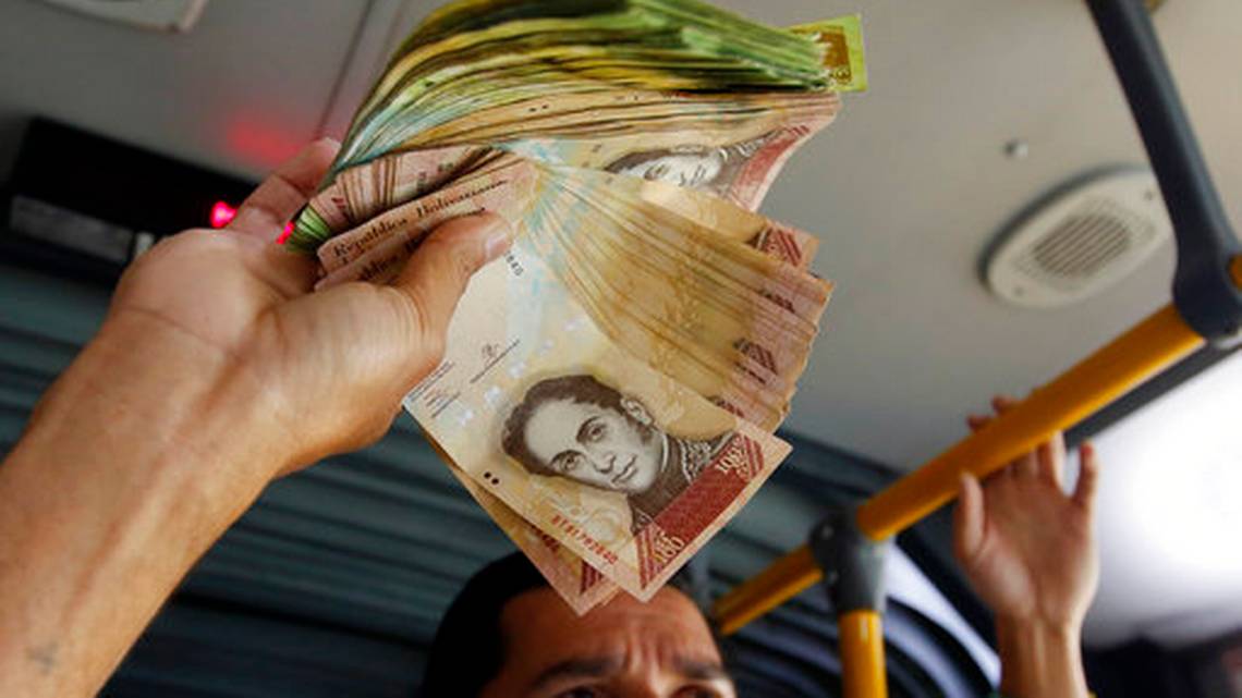 El bolívar ha dejado de cumplir con la función que tiene el dinero, según economista Steve Hanke