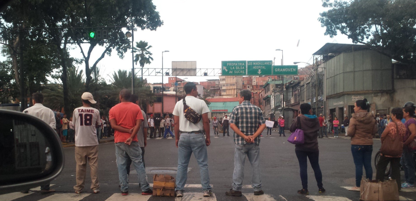 “Dónde están Bernal y Erika” Vecinos de Catia continúan protestas por falta de alimentos #29Dic