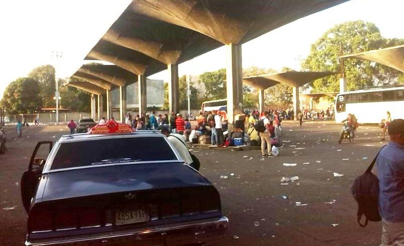 Desesperación por viajar se adueña del terminal de San Cristóbal #24Dic (Fotos)