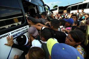 Olas de viajeros para San Antonio del Táchira rebosan la capacidad del Terminal de San Cristóbal