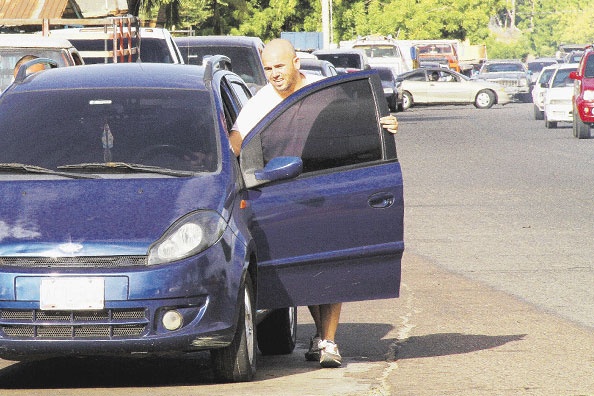 El drama de los maracuchos para llenar el tanque de gasolina