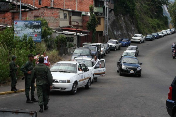 Militares resguardan desde ayer las bombas, al parecer para evitar problemas generados de la supuesta corrupción por los coleados. (Foto/ Tulia Buriticá - La Nación Web)