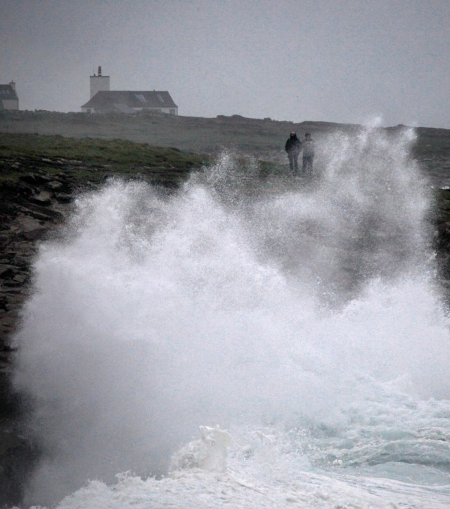 Imagen de las olas rompiendo en la costa a medida que la tormenta Eleonor se acerca a Esquibien, Francia, el 2 de enero de 2018. REUTERS/Mal Langsdon
