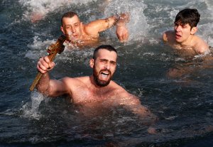Los búlgaros festejan la Epifanía con un chapuzón y bailes en aguas heladas