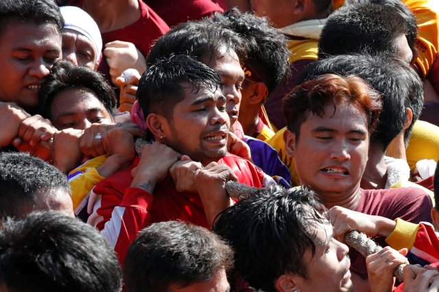 Devotees hold onto the rope that pulls the carriage bearing an image of Black Nazarene during the annual religious procession in Manila, Philippines, January 9, 2018. REUTERS/Erik De Castro