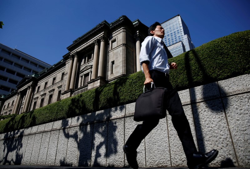 El Banco de Japón recorta levemente las compras de bonos de largo vencimiento