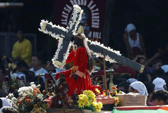 Devotees parade replicas of image of Black Nazarene during the annual religious procession in Manila, Philippines, January 9, 2018.    REUTERS/Erik De Castro