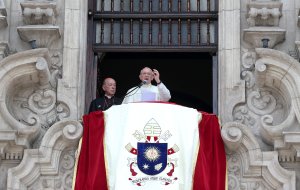 El papa Francisco asegura que la política en Latinoamérica sufre una gran decadencia