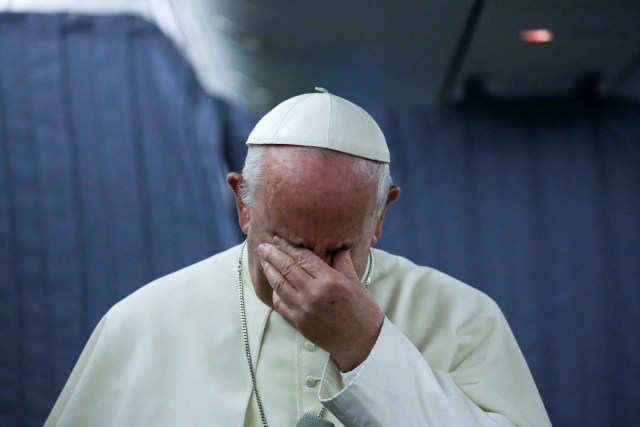 El Papa Francisco gesticula durante una rueda de prensa en su vuelo de regreso a Roma tras su visita a Chile y Perú, ene 22, 2018. REUTERS/Alessandro Bianchi