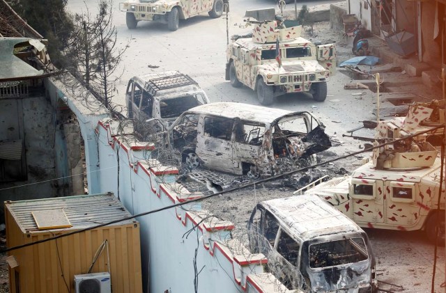 Burnt vehicles are seen at the site of a blast and gun fire in Jalalabad, Afghanistan January 24, 2018.REUTERS/Parwiz