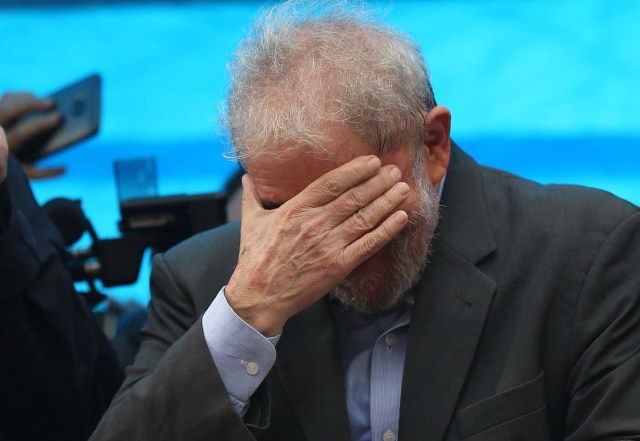 El expresidente brasileño Luiz Inácio Lula da Silva reacciona durante una manifestación en Porto Alegre. Imagen de archivo. 23 de enero de 2018. REUTERS/Paulo Whitaker