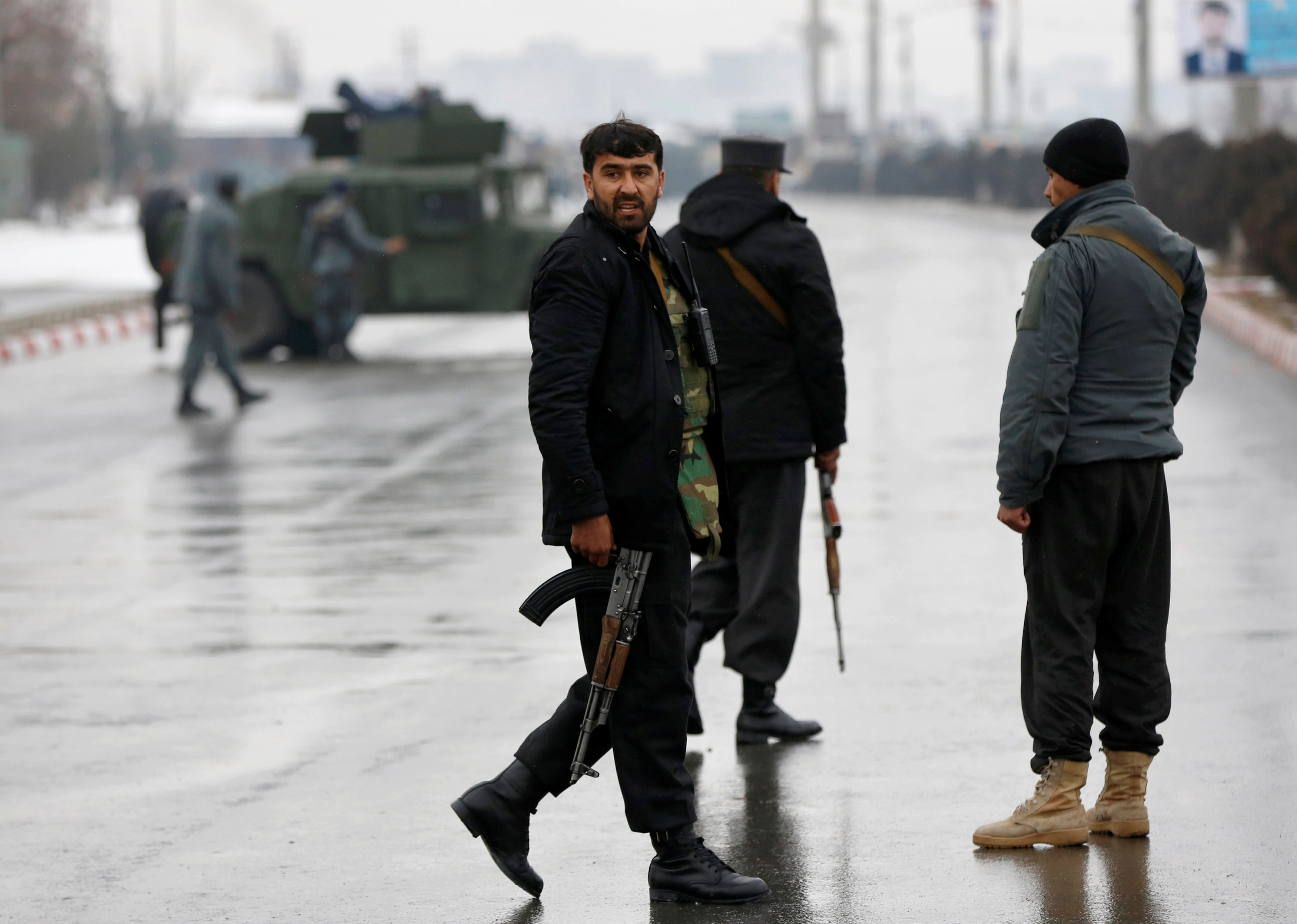 Ataque insurgente en academia militar de Kabul mata a 11 soldados afganos