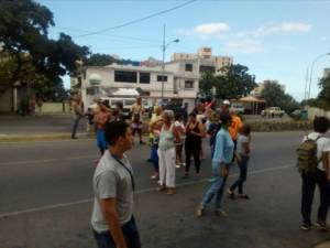 Protestan en Macuto por alto costo de la caja Clap (Fotos)
