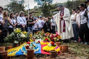 Misa en honor a Óscar Pérez en el Cementerio del Este (Fotos)