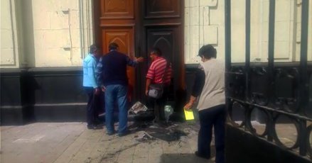 Queman puerta de una iglesia en Arequipa, en el sur de Perú