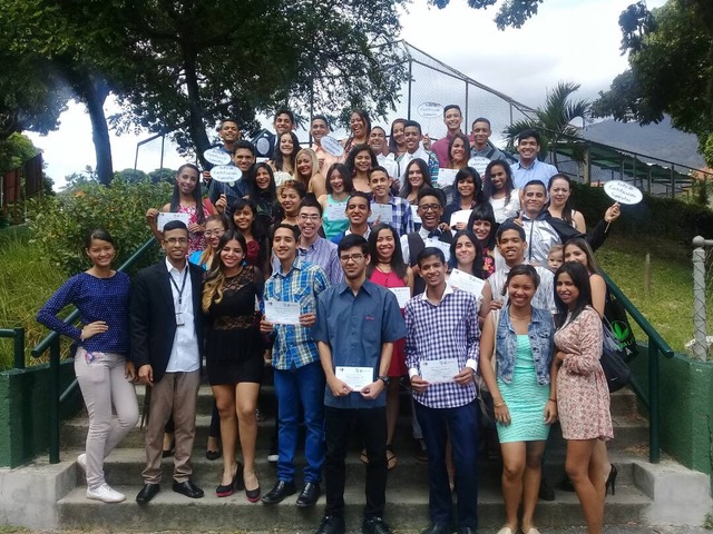 Jóvenes de comunidades populares recibieron certificados en el Programa de Educación Financiera