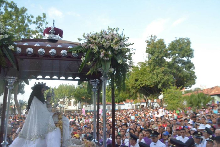 Miles de personas piden por Venezuela en la última misa previa a la salida de la Divina Pastora #14Ene (Fotos)