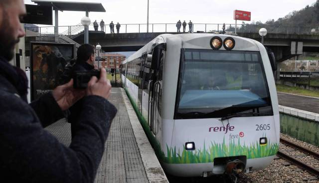 Pruebas en Mieres, Asturias, del primer tren de viajeros autopropulsado con gas natural licuado. J.L.CEREIJIDO EFE