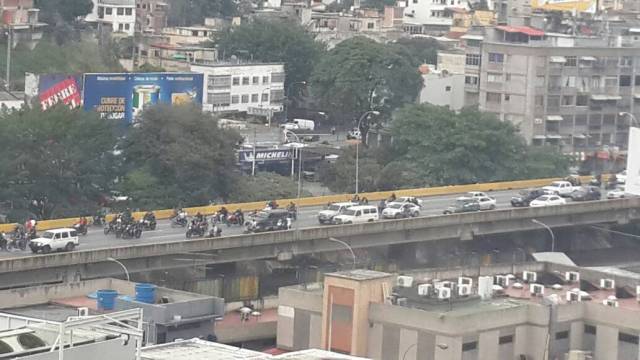 Foto: Comerciantes de La Guairita bajan las santamarias ante el paso del cortejo fúnebre de Heiker Vásquez / Cortesía 