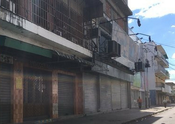 Foto: Comercios bajan las santamarias ante ola de saqueos en Calabozo / Vente Venezuela
