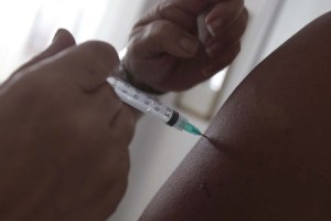 Los expertos ruegan que dejen de inyectarse vacunas caseras para Covid-19