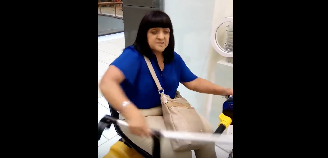 Mujer discapacitada agrede con su bastón a venezolana en Chile (VIDEO)