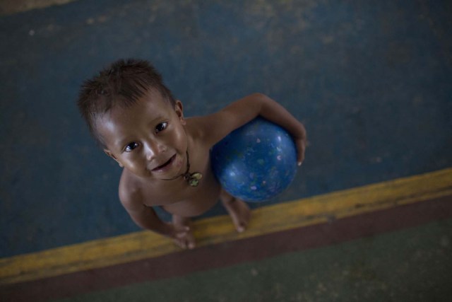 Venezuelan refugee child from the Venezuelan indigenous tribe Warao is pictured at a shelter in the city of Boa Vista, Roraima, Brazil, on February 24, 2018. According with local authorities, around one thousand refugees are crossing the Brazilian border each day from Venezuela. With the constant influx of Venezuelan immigrants most are living in shelters and the streets of Boa Vista and Paracaima cities. / AFP PHOTO / MAURO PIMENTEL